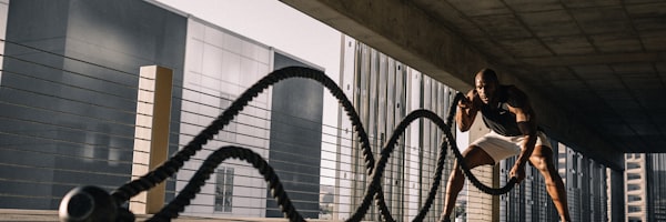 足球运动员在绿茵场上激烈拼抢的瞬间